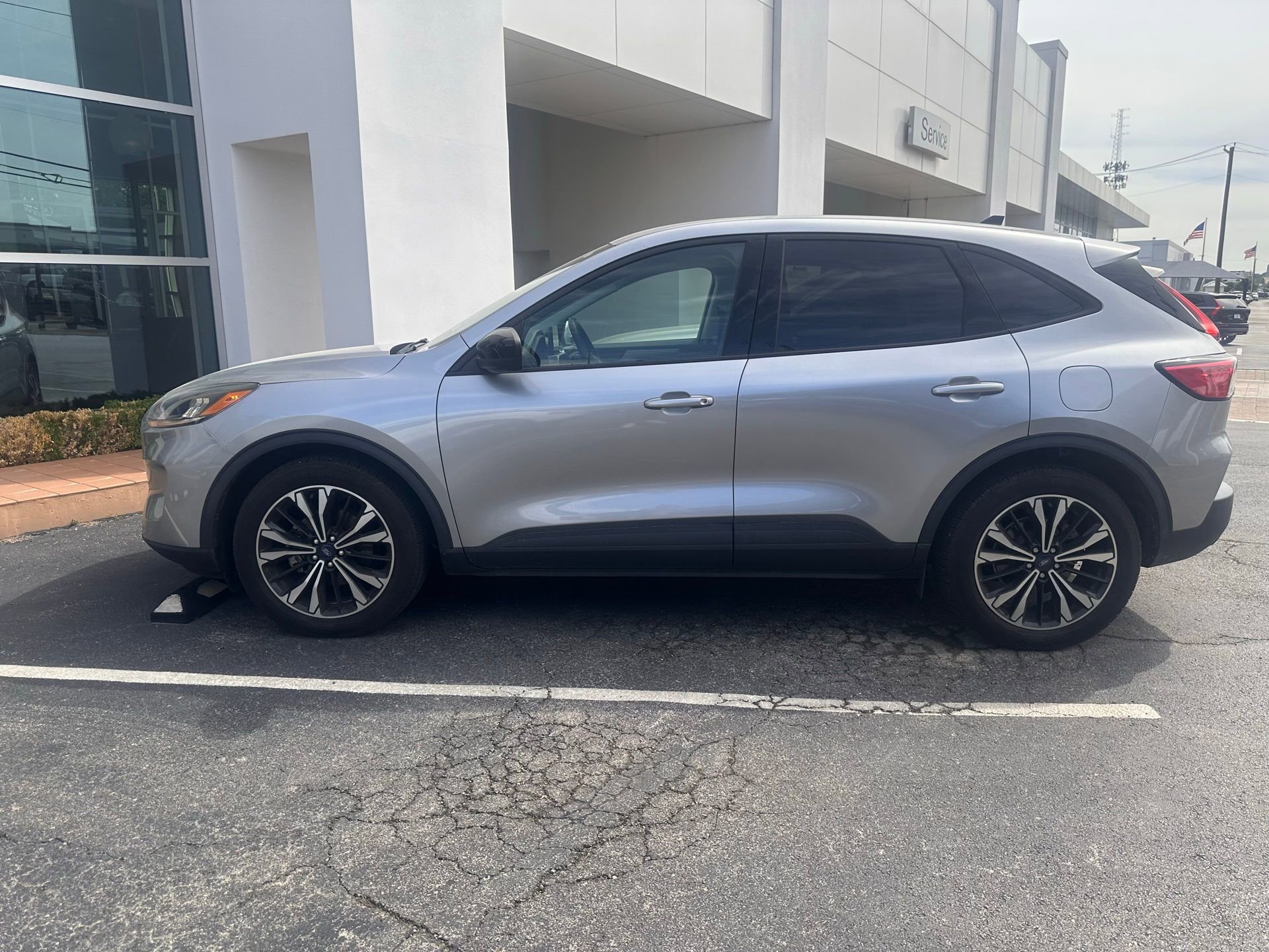 Used 2022 Ford Escape SE w/ SE Sport Appearance Package image 2