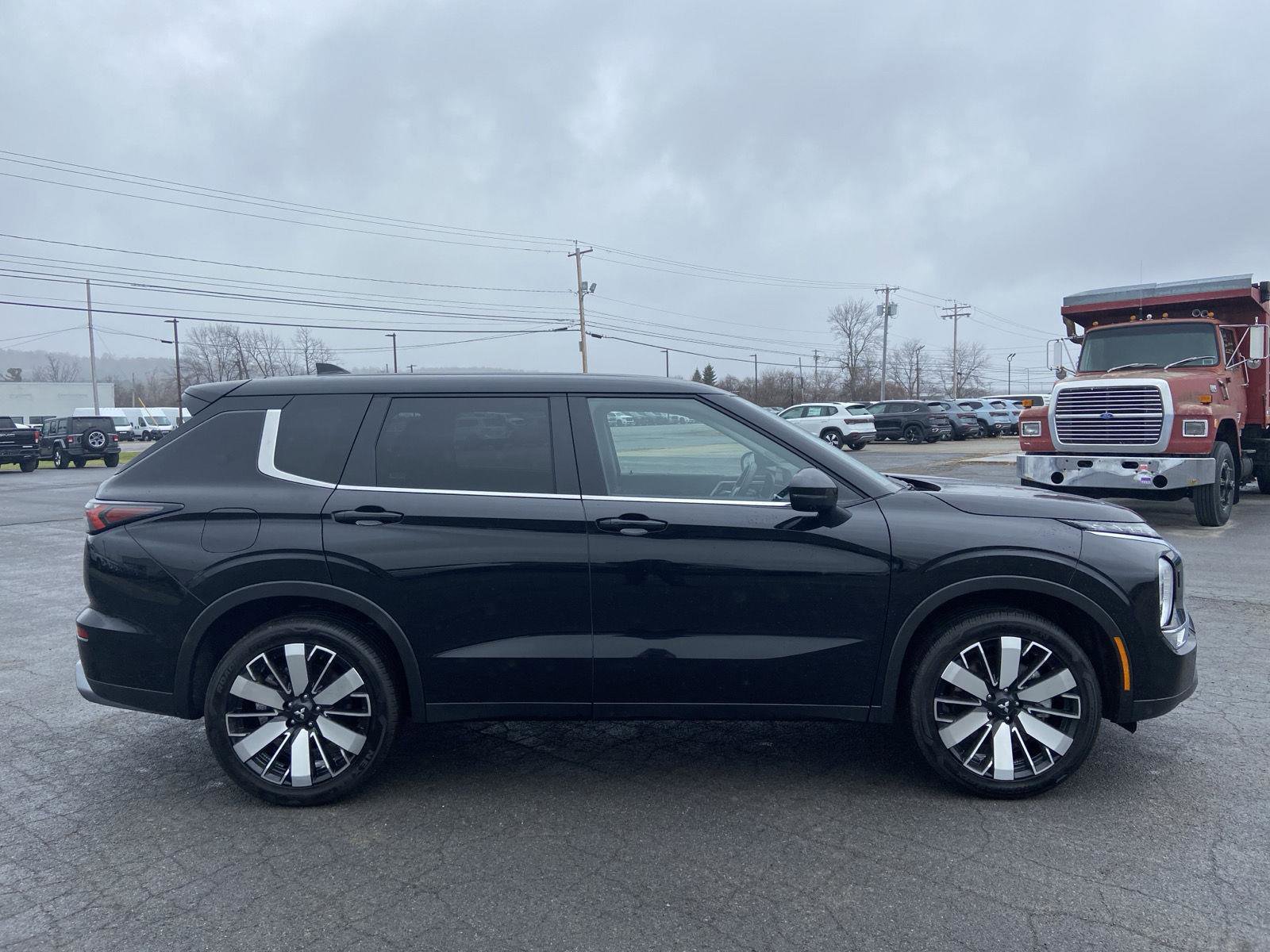 Used 2025 Mitsubishi Outlander SE image 9