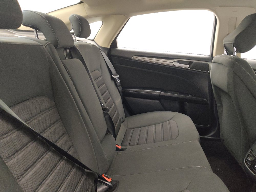 Used 2020 Ford Fusion SE FWD image 19