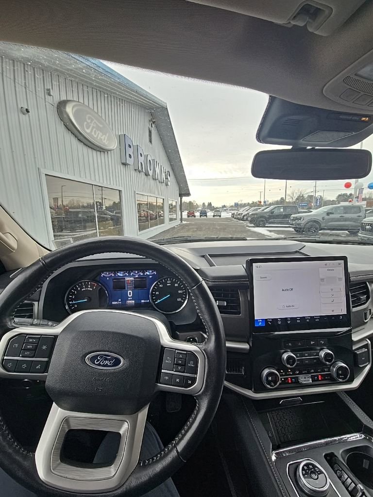 Used 2024 Ford Expedition Max XLT image 2
