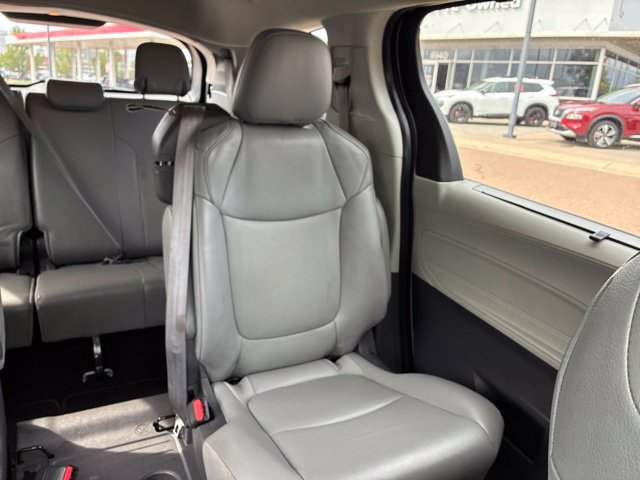 Used 2021 Toyota Sienna XLE FWD image 18