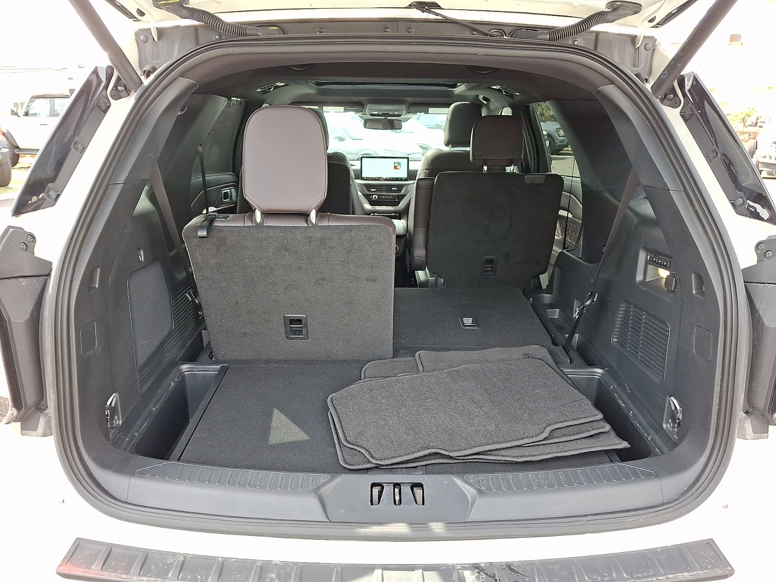 Certified 2025 Ford Explorer Platinum w/ LUX Leather Package image 30