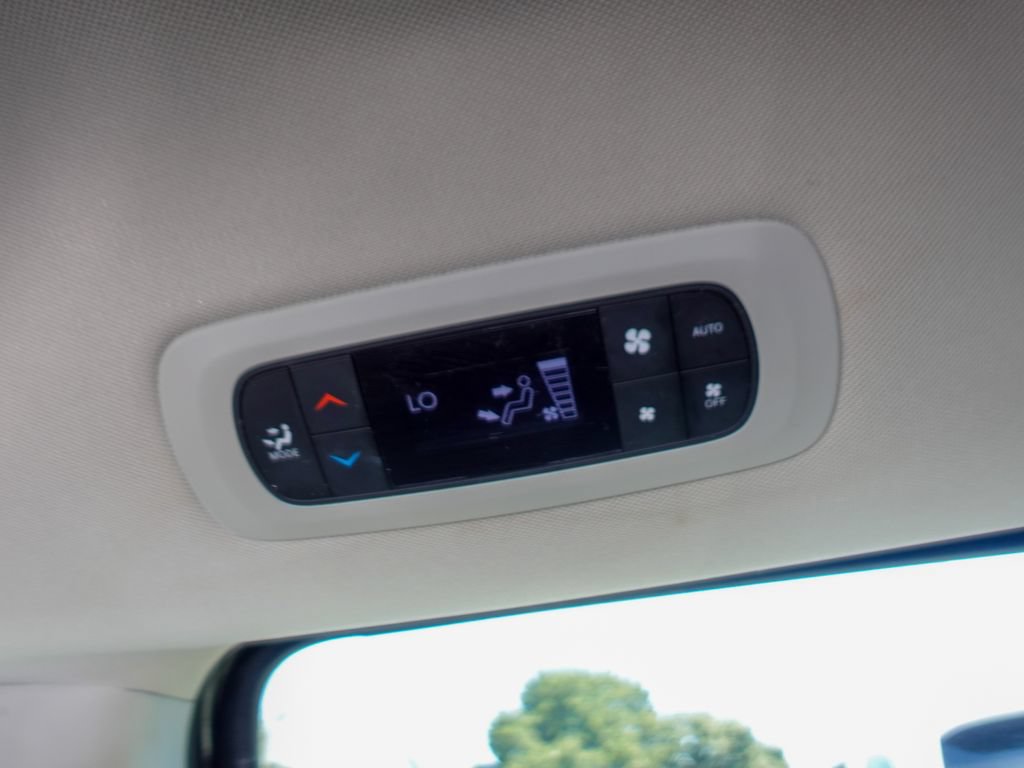 Used 2024 Chrysler Pacifica Limited FWD image 24