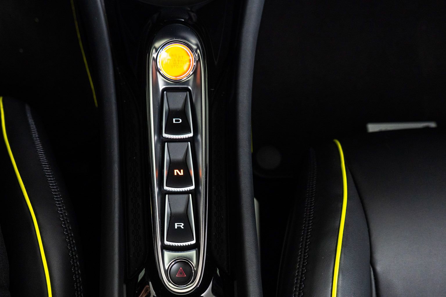 Used 2025 McLaren Artura Spider image 33