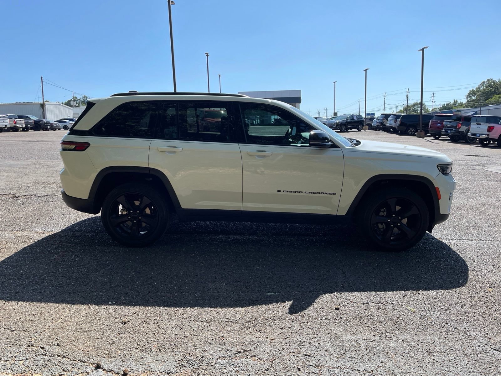 Used 2023 Jeep Grand Cherokee Altitude AWD/4WD image 7