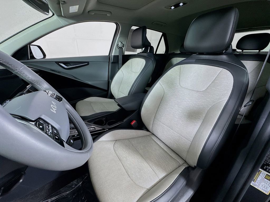 Used 2025 Kia Niro SX Touring FWD image 22