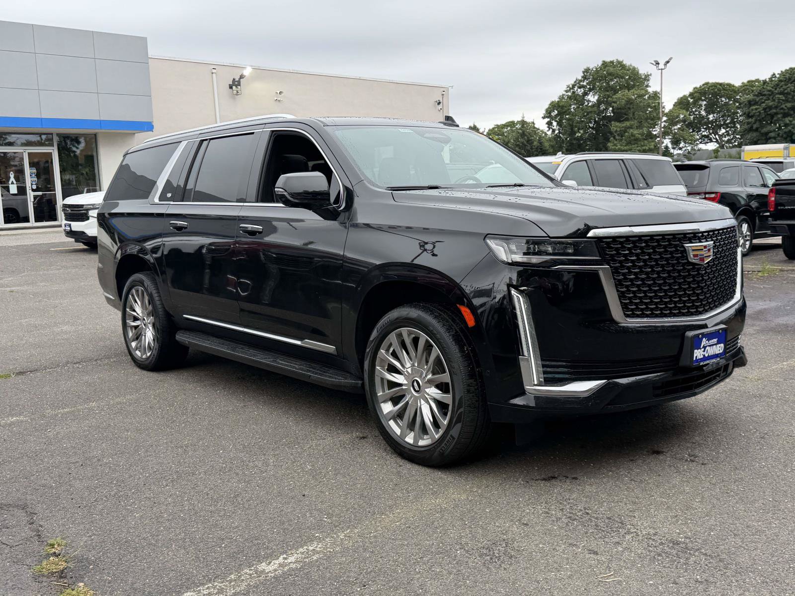 Used 2022 Cadillac Escalade ESV Premium Luxury AWD/4WD image 2