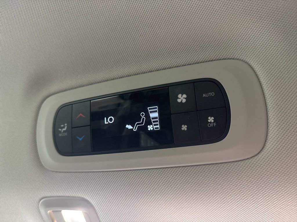 Used 2024 Chrysler Pacifica Limited w/ Uconnect Theater Family Group image 23