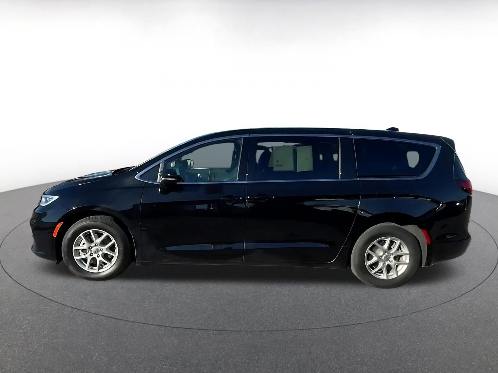 Used 2025 Chrysler Pacifica Select image 9