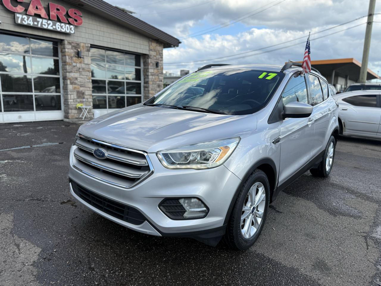 Used 2017 Ford Escape SE w/ SE Leather Comfort Package FWD image 2