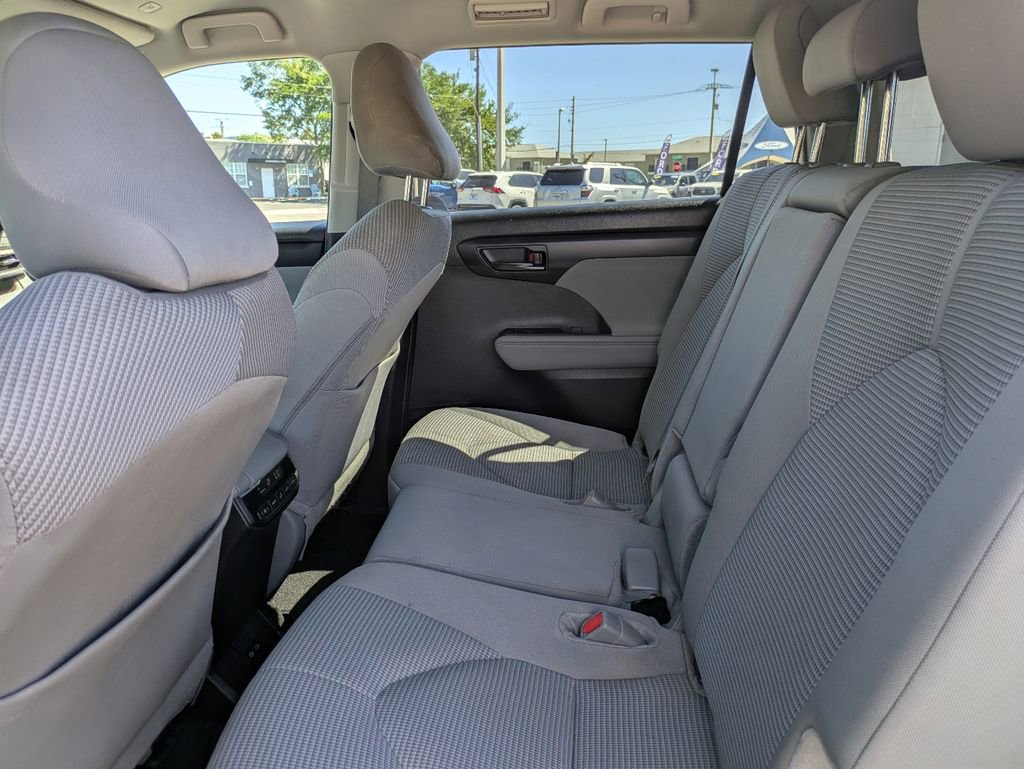 Used 2024 Toyota Highlander LE image 14
