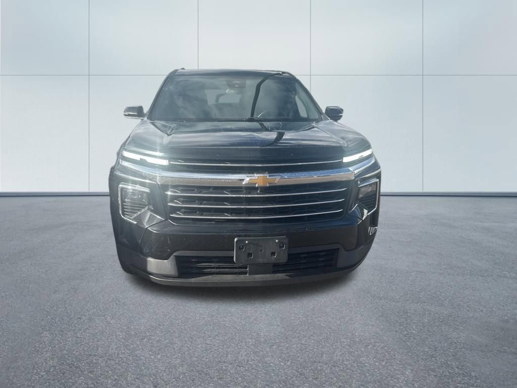 Used 2025 Chevrolet Traverse LT image 3
