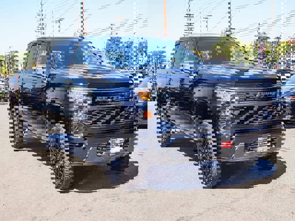 Used 2025 Chevrolet Silverado 1500 Custom Trail Boss w/ Dark Appearance Package image 3