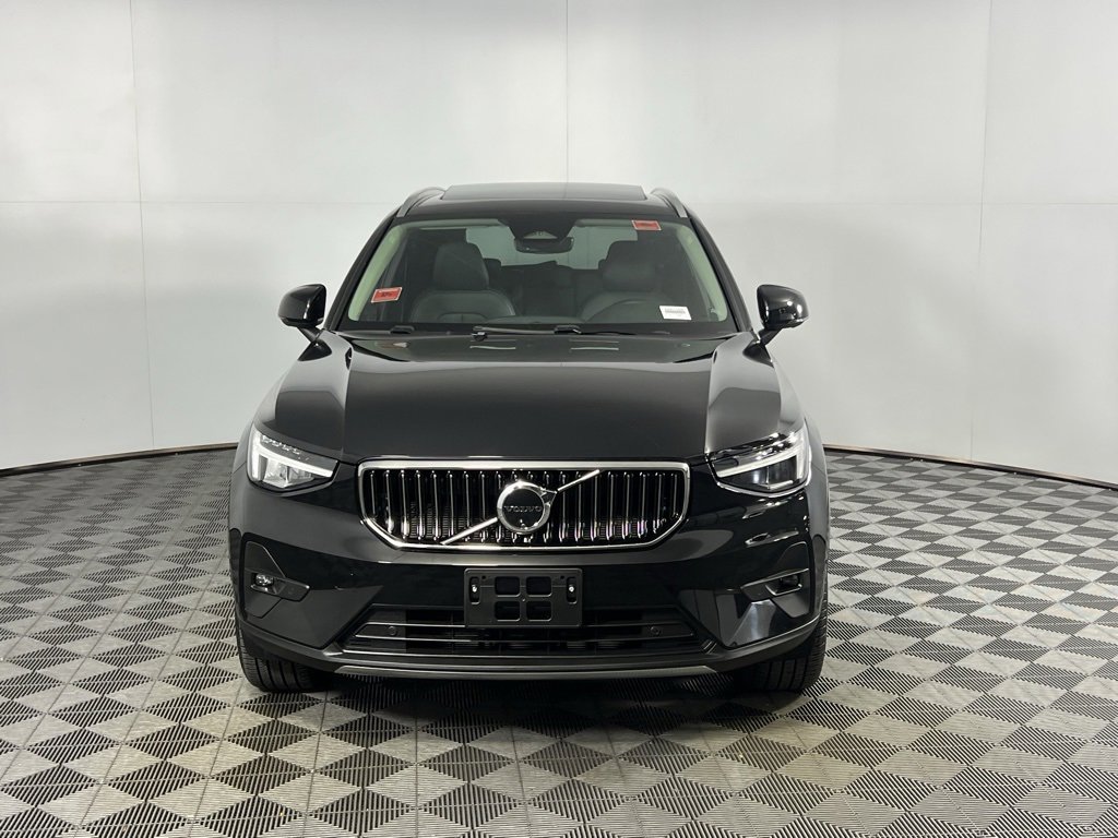 Used 2025 Volvo XC40 B5 Plus image 11