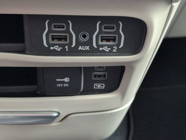 Used 2022 Chrysler Pacifica Touring-L AWD/4WD image 34