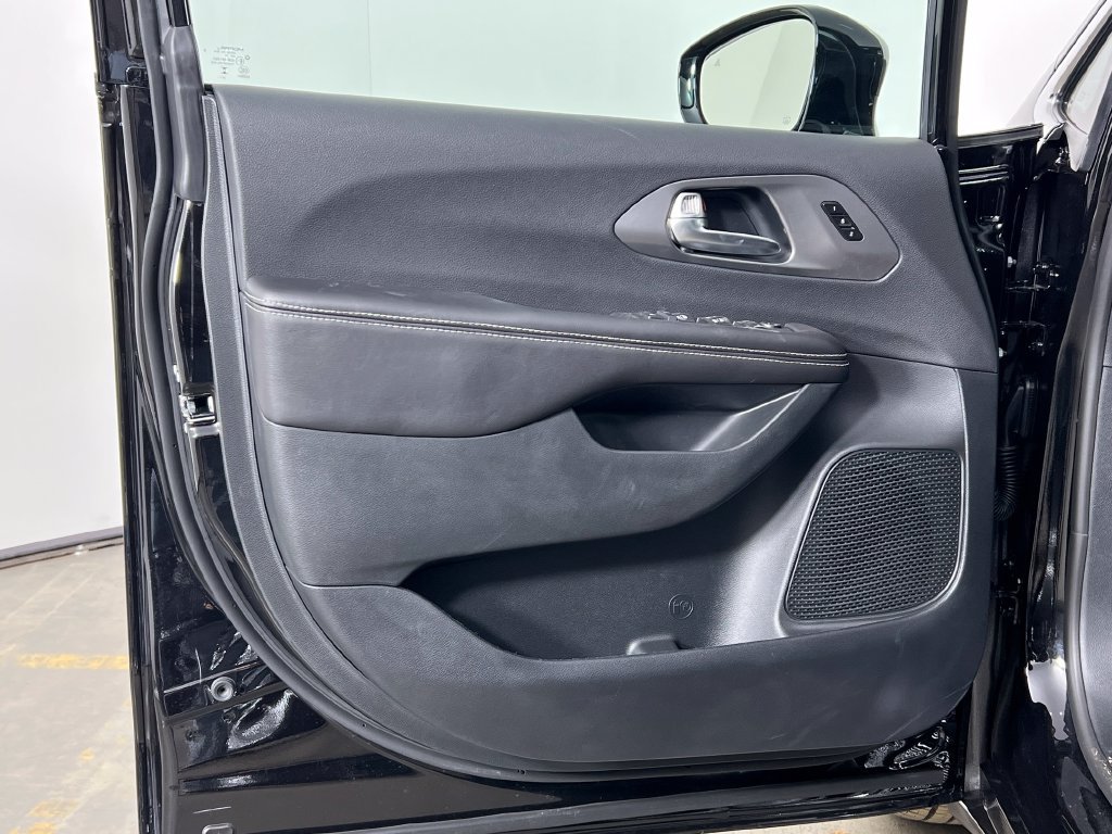 New 2026 Chrysler Pacifica Select FWD image 23