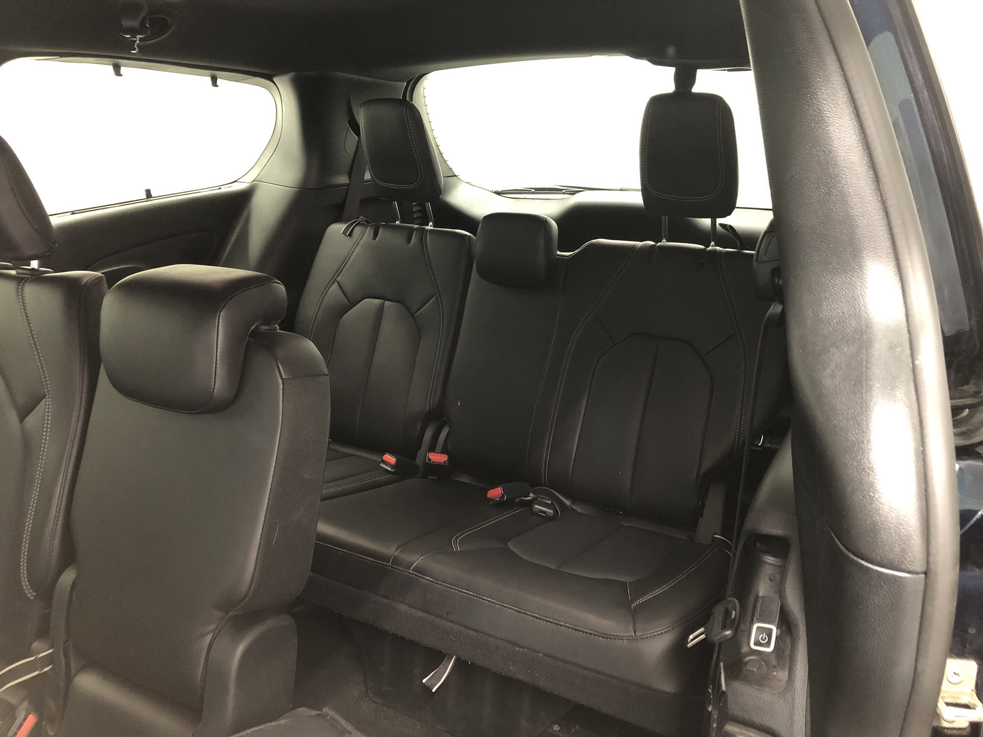 Certified 2025 Chrysler Pacifica Select w/ Uconnect Theater Family Group FWD image 10