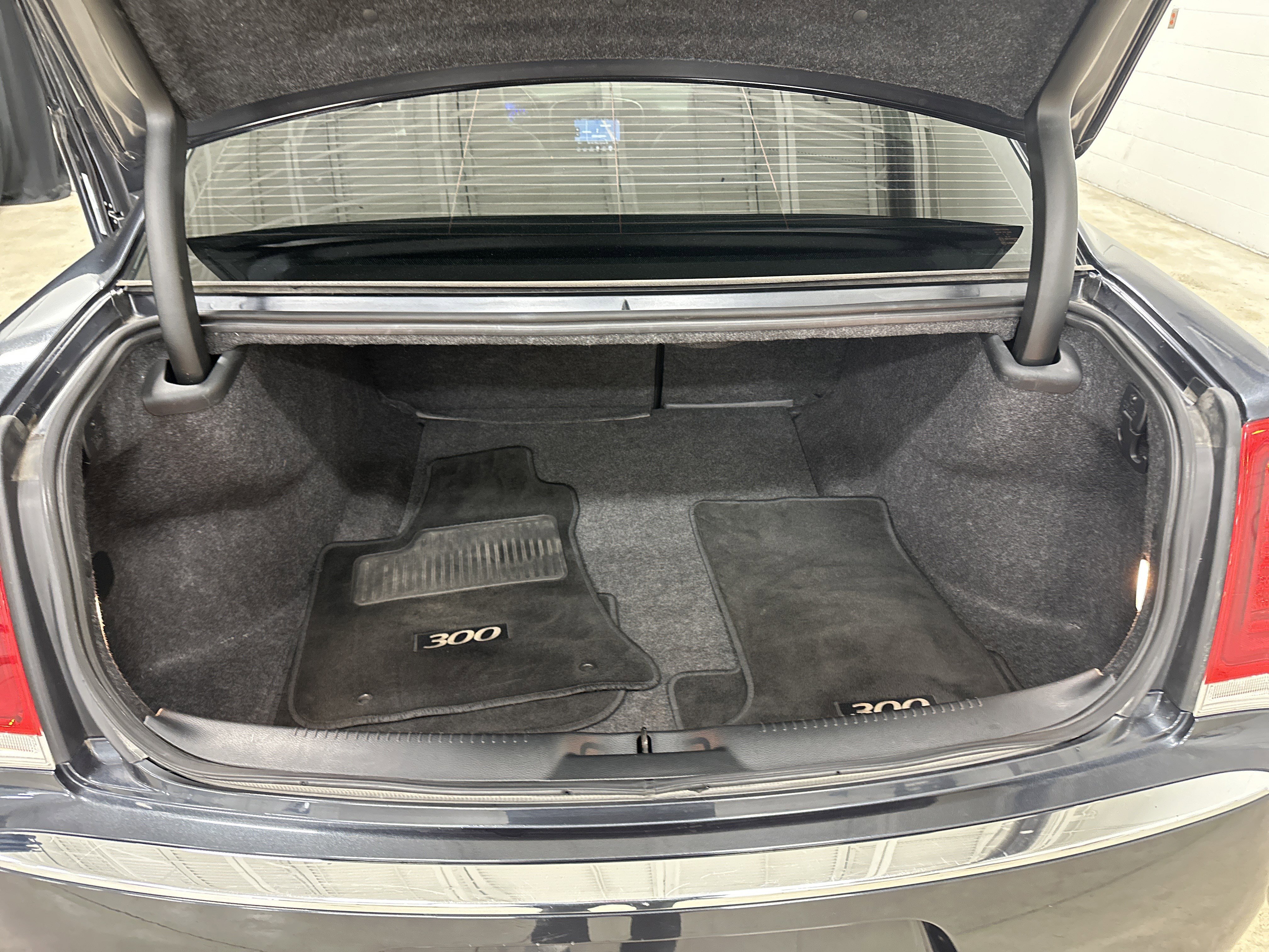 Used 2015 Chrysler 300 Limited w/ Driver Convenience Group image 32