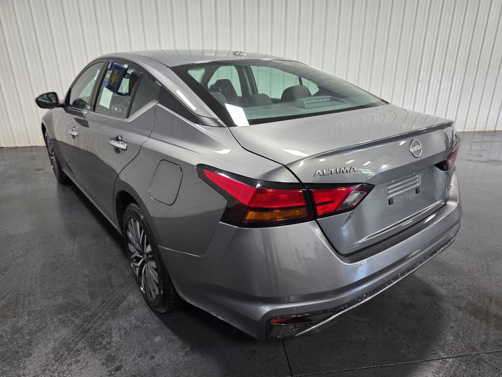 Used 2023 Nissan Altima 2.5 SV w/ SV Premium Package AWD/4WD image 3