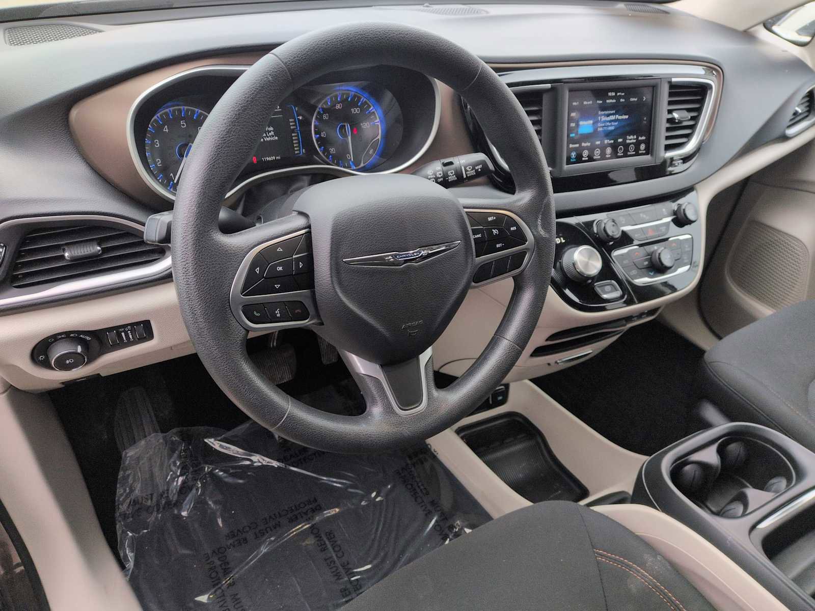 Used 2018 Chrysler Pacifica Touring Plus image 2