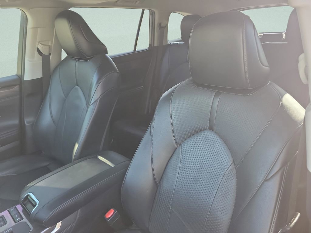 Used 2022 Toyota Highlander Limited image 16