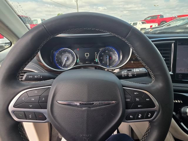 Used 2023 Chrysler Pacifica Limited FWD image 16