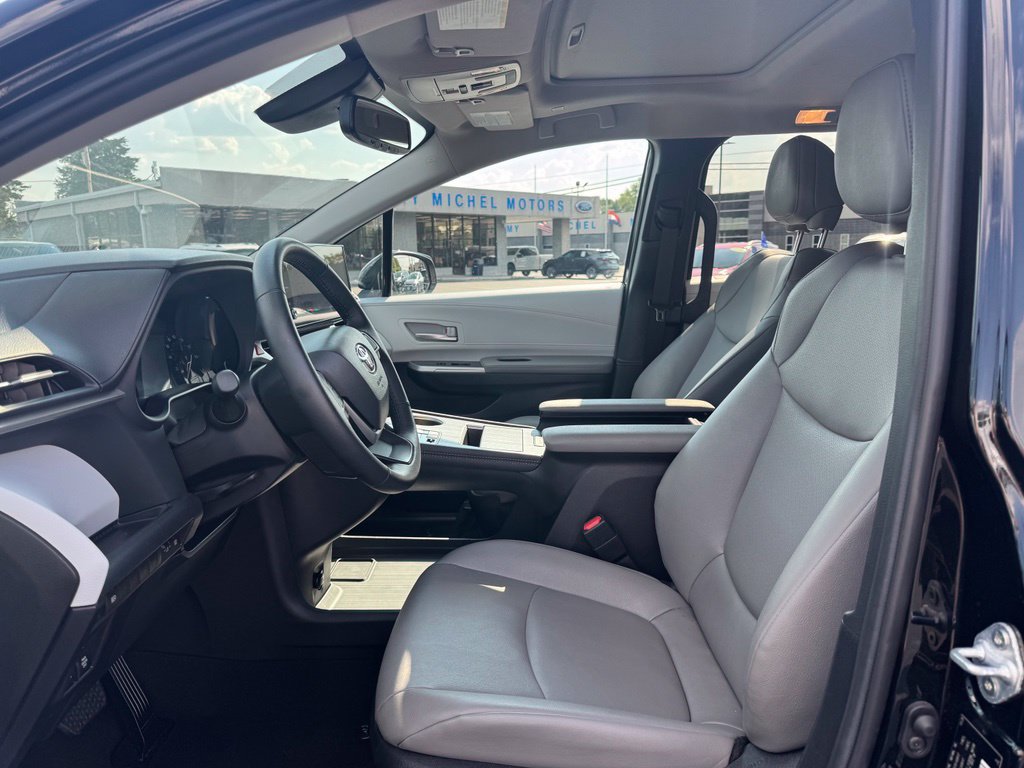 Used 2026 Toyota Sienna XLE FWD image 5