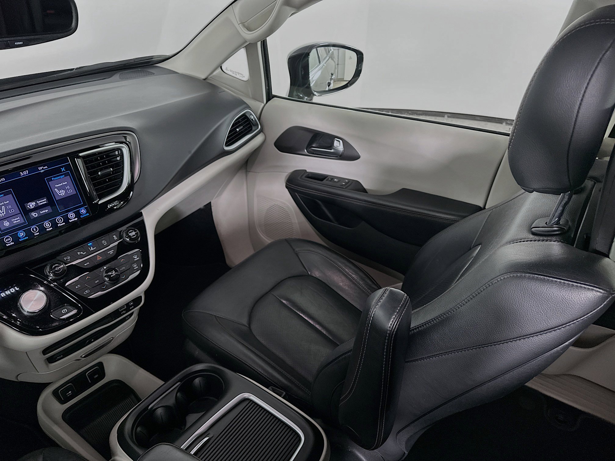 Used 2020 Chrysler Pacifica Touring-L Plus w/ Tire & Wheel Group image 29