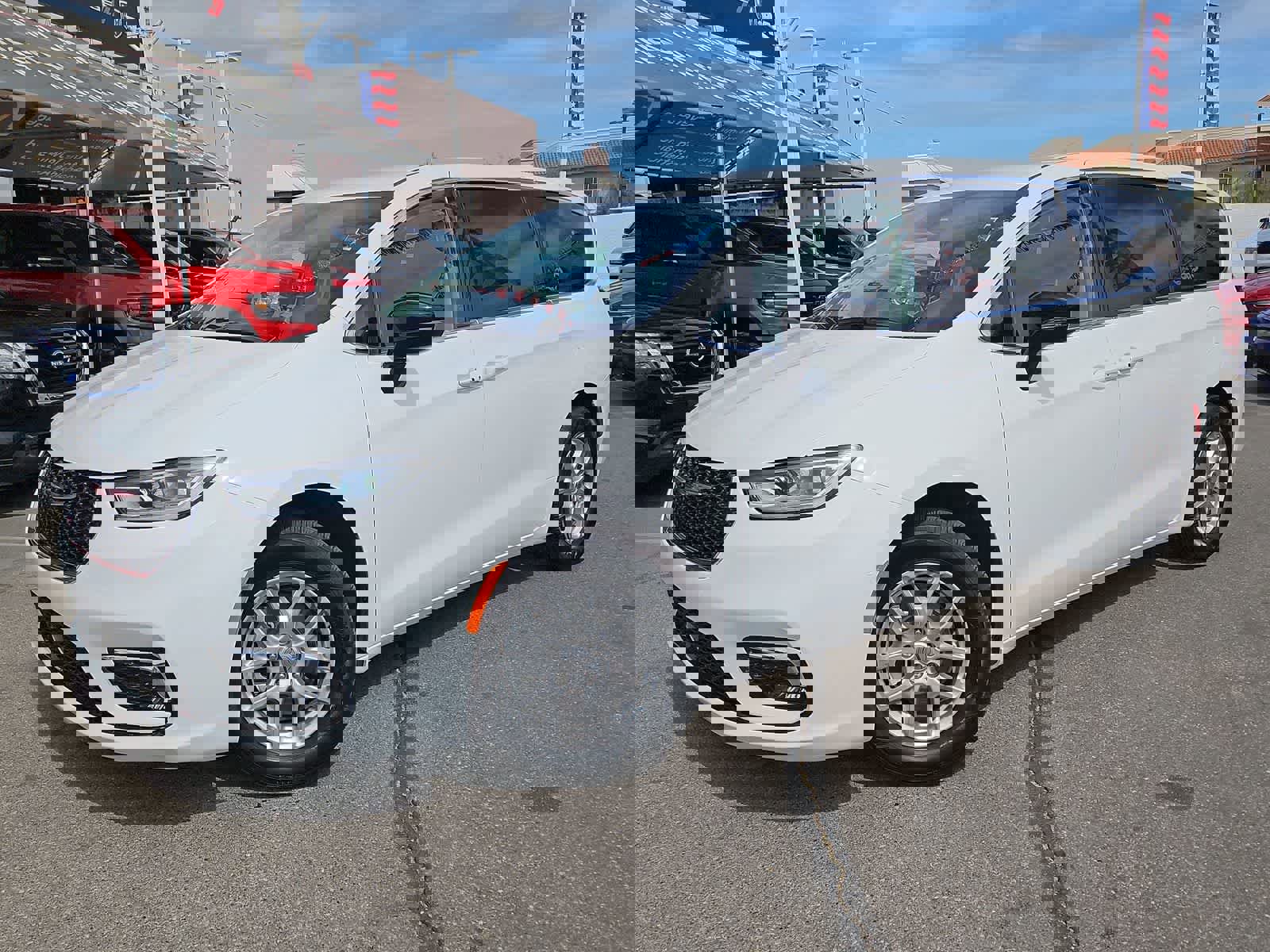 Used 2024 Chrysler Pacifica Touring-L image 2