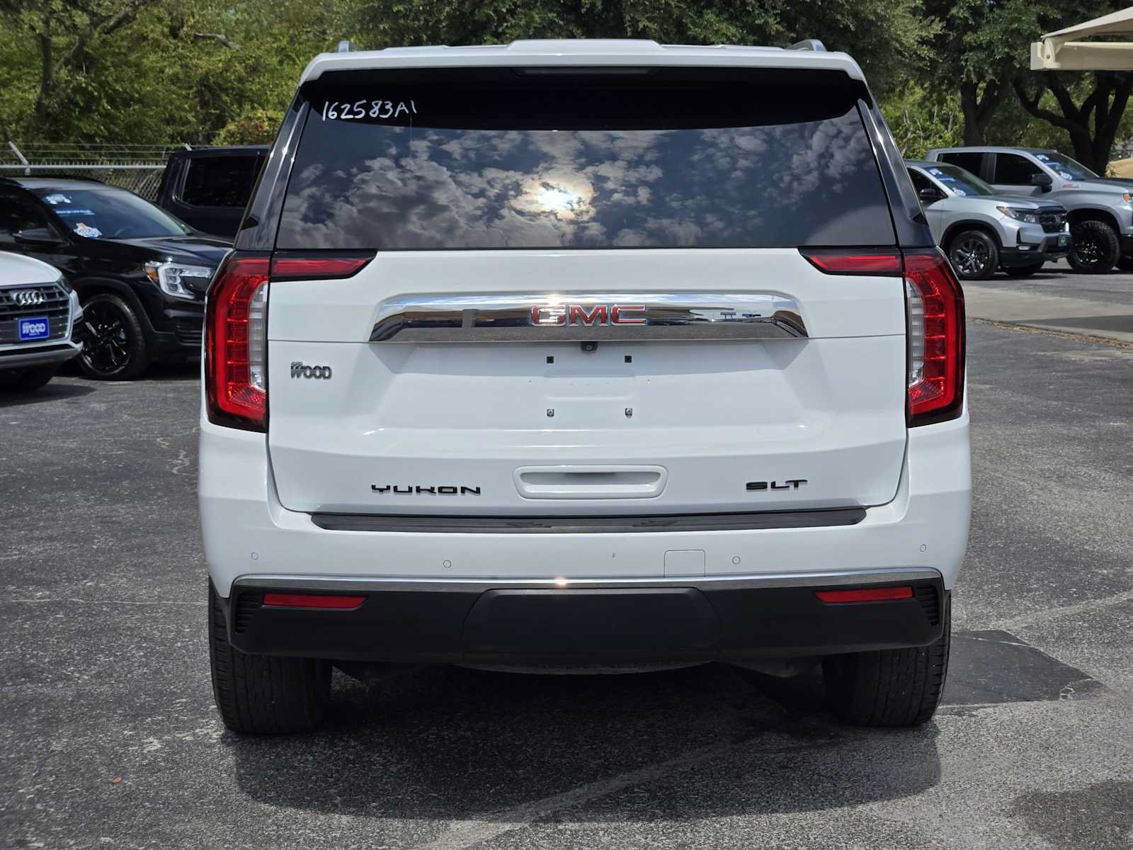 Certified 2024 GMC Yukon SLT w/ SLT Luxury Package AWD/4WD image 6