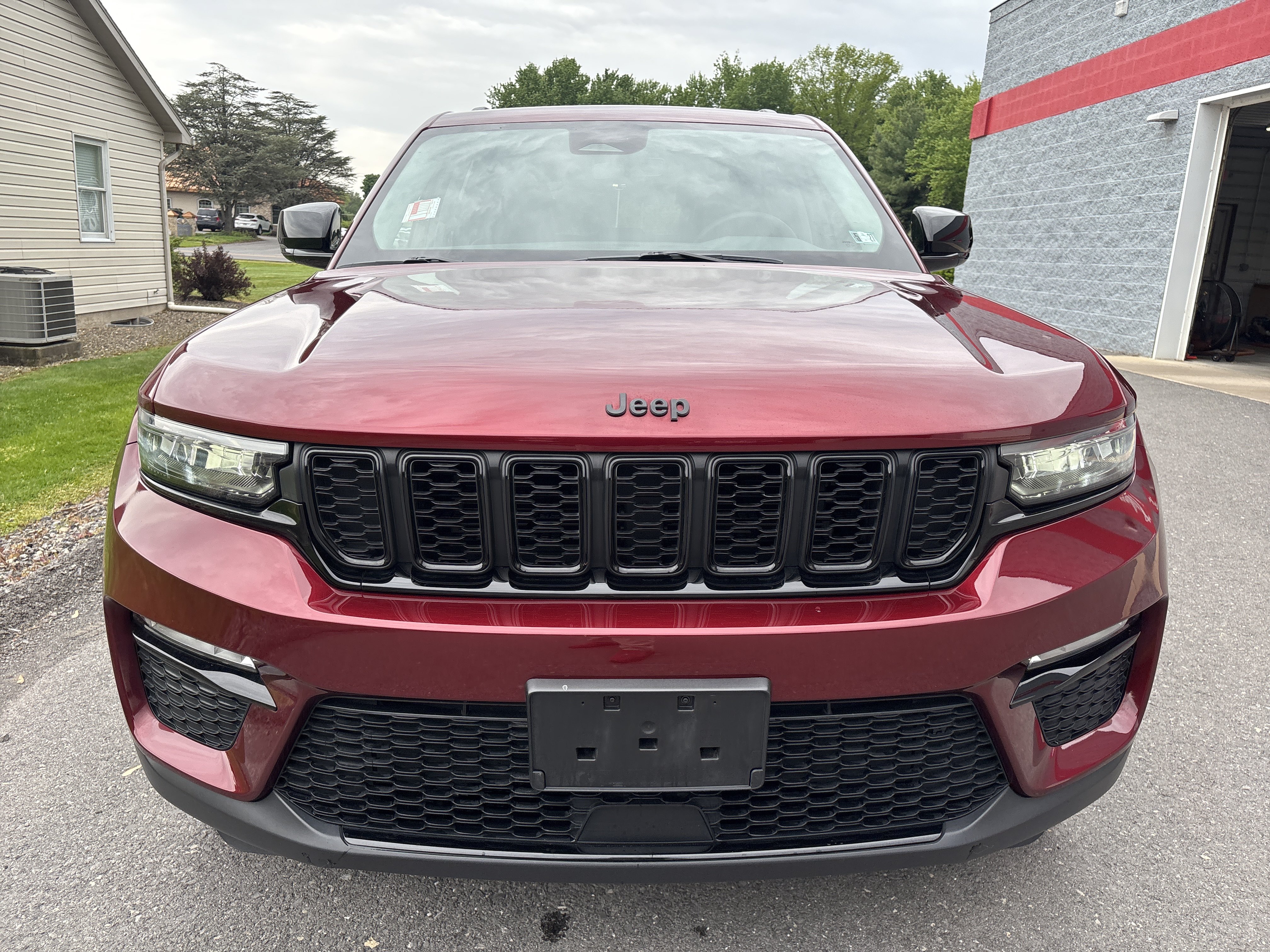 Used 2023 Jeep Grand Cherokee Limited w/ Black Appearance Package AWD/4WD image 9