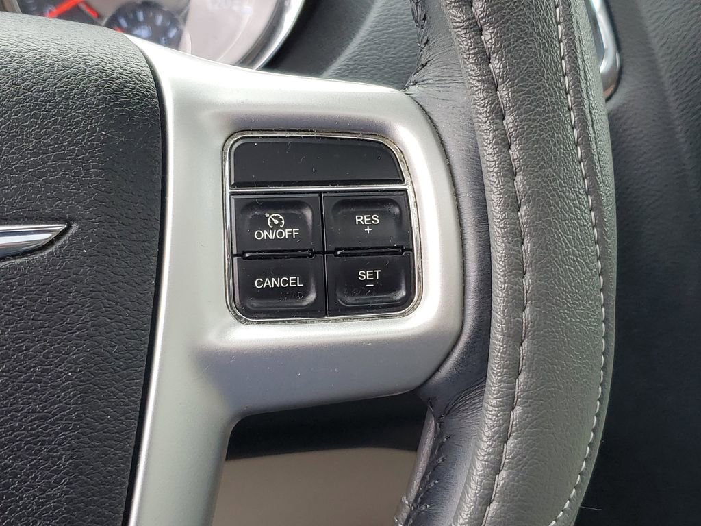 Used 2016 Chrysler Town & Country Touring-L image 13