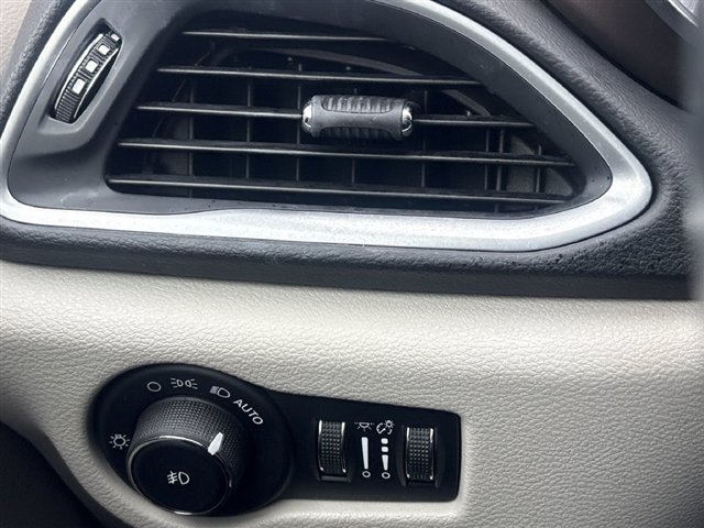 Used 2018 Chrysler Pacifica Touring-L Plus FWD image 18