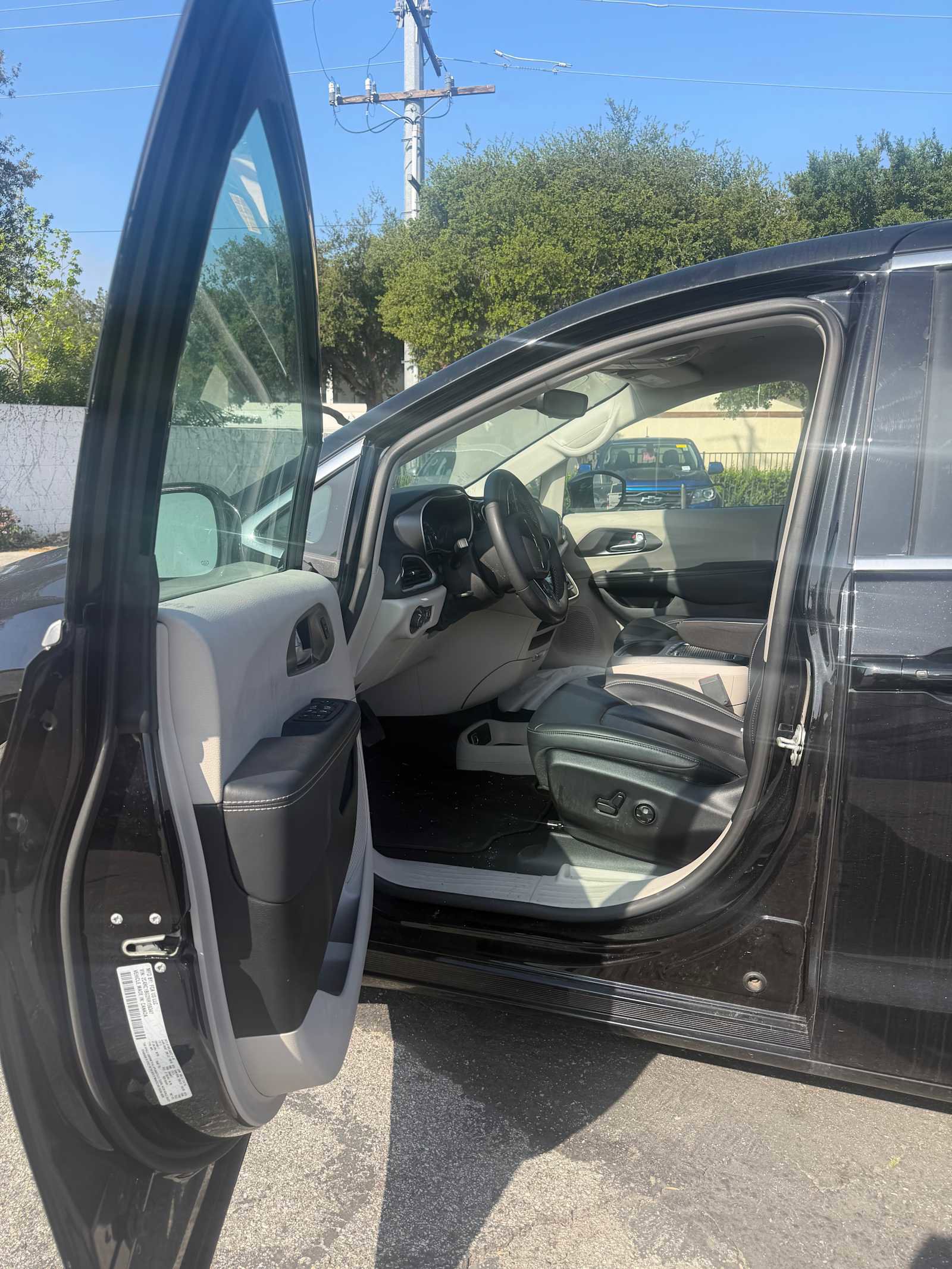 Used 2024 Chrysler Pacifica Touring-L image 5