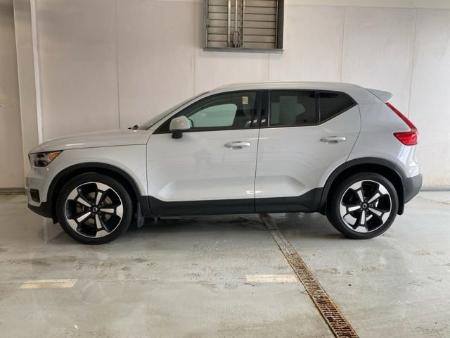 Used 2021 Volvo XC40 T5 Momentum image 9