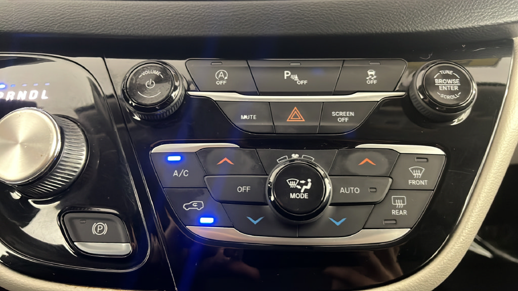 Used 2018 Chrysler Pacifica Touring Plus w/ Tire & Wheel Group FWD image 28