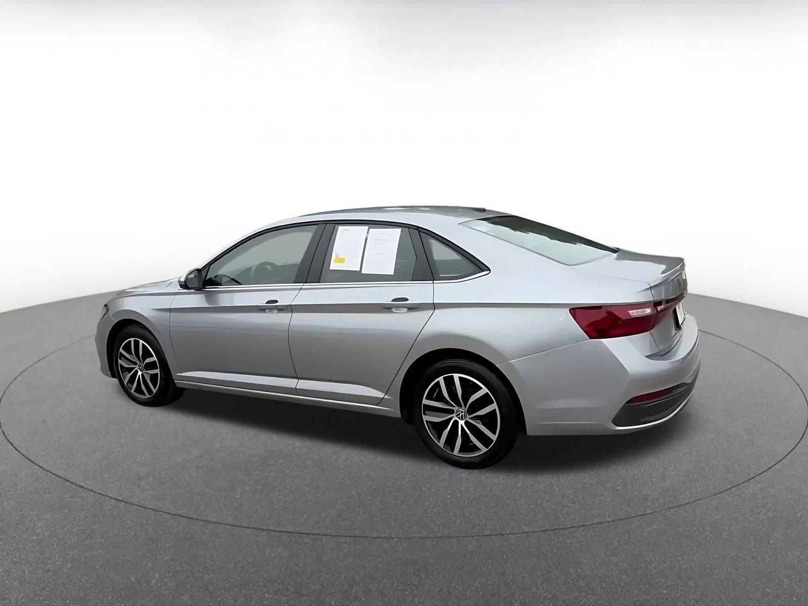 Used 2025 Volkswagen Jetta SE image 10