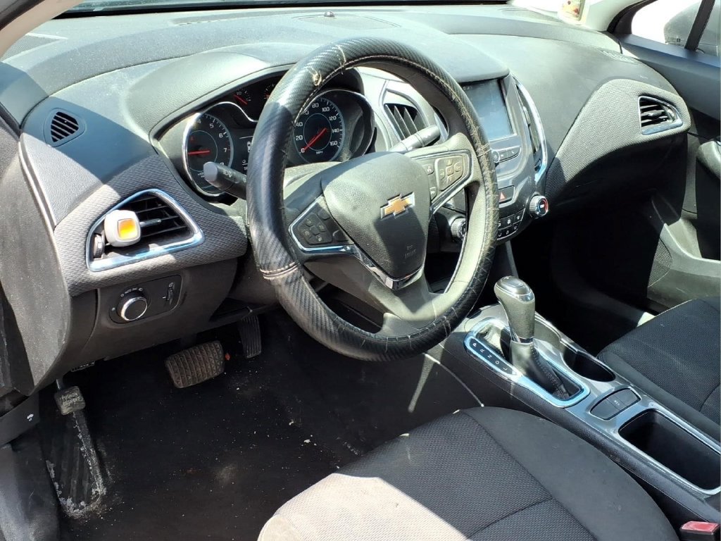 Used 2017 Chevrolet Cruze LT FWD image 3