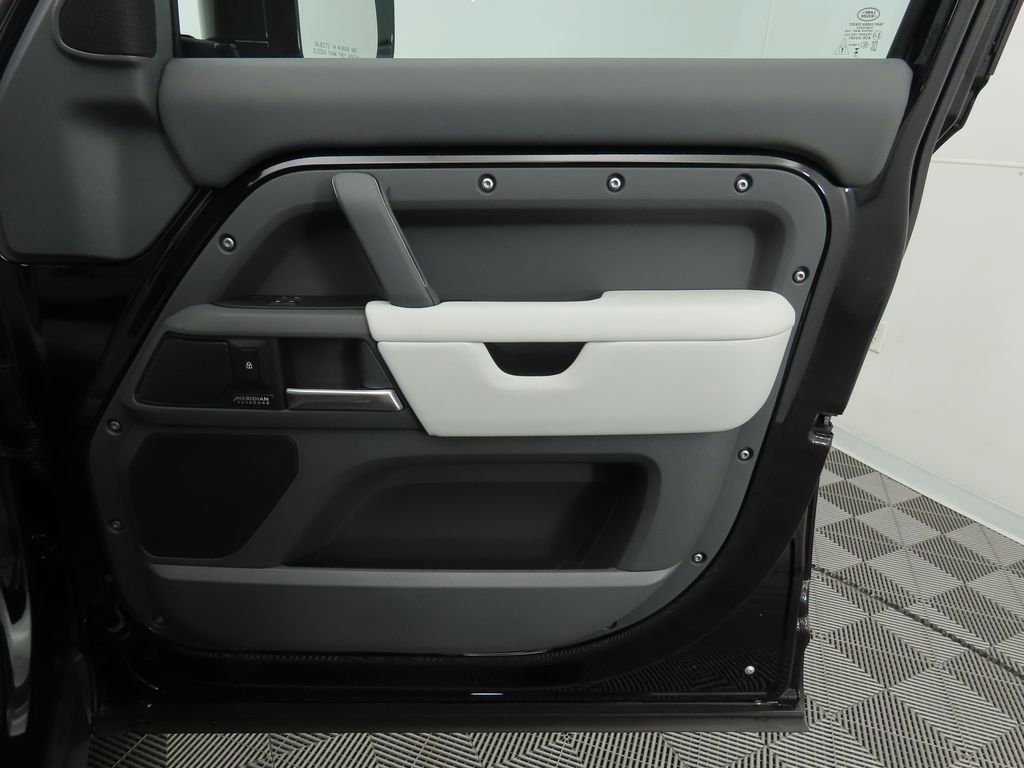 New 2026 Land Rover Defender 130 X-Dynamic SE image 25