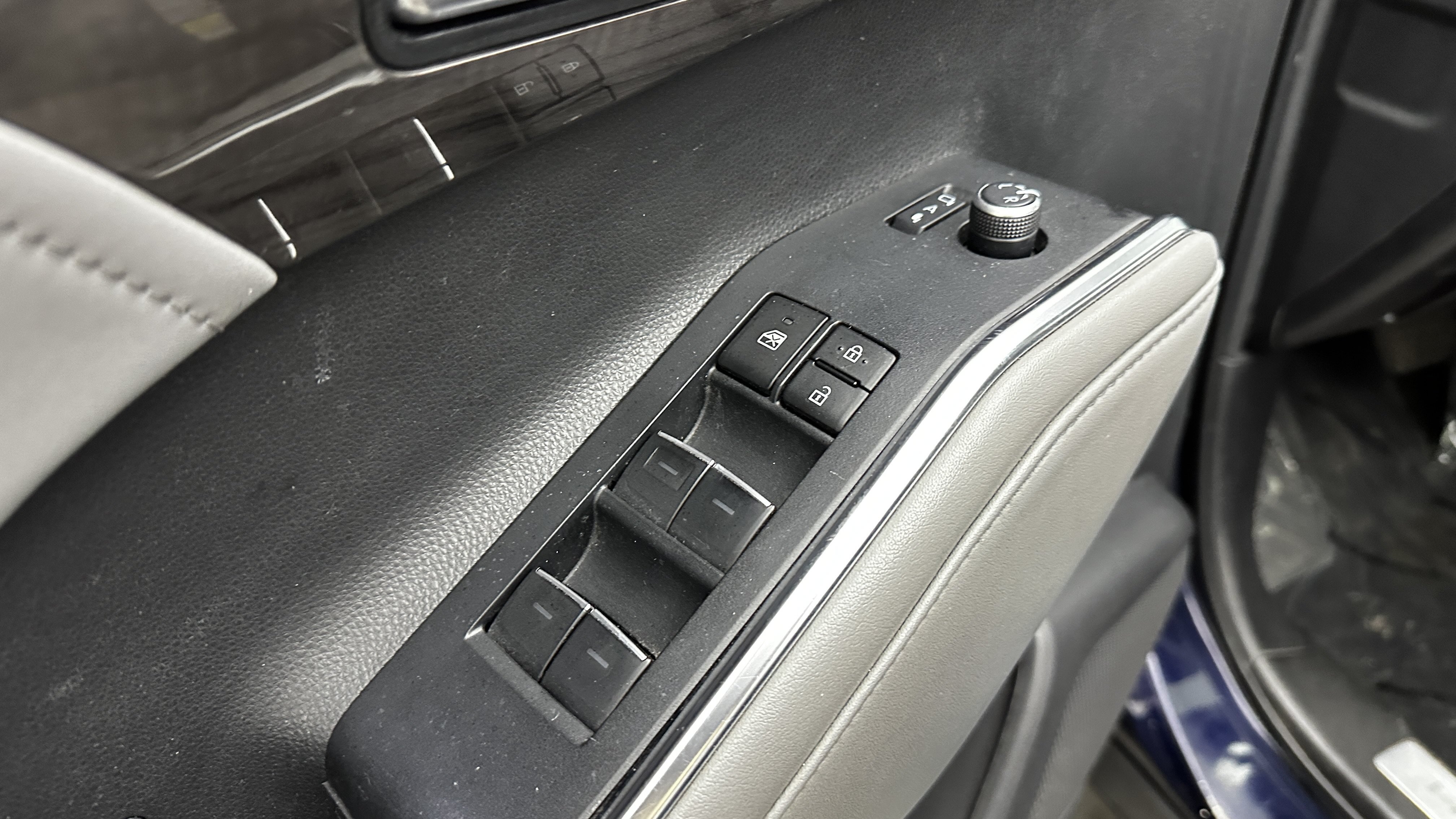 Used 2023 Toyota Highlander Limited FWD image 11