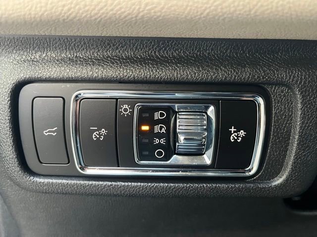 Used 2025 Lincoln Corsair Premiere image 16