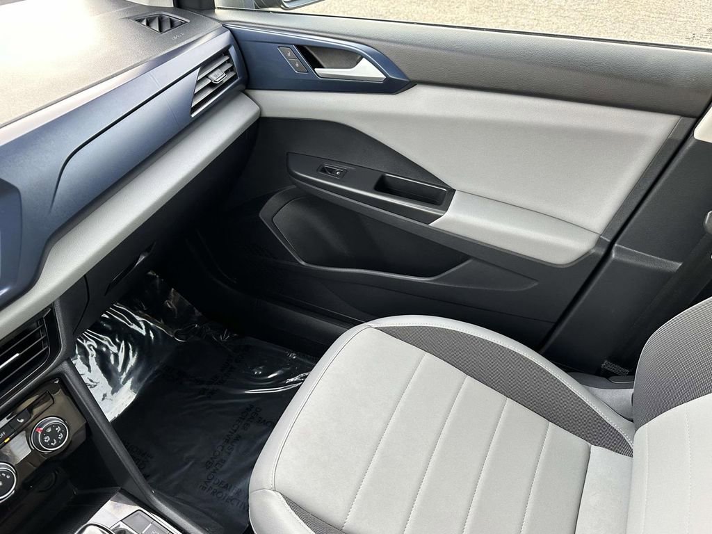 Certified 2023 Volkswagen Taos SE w/ Black Wheel Package image 33