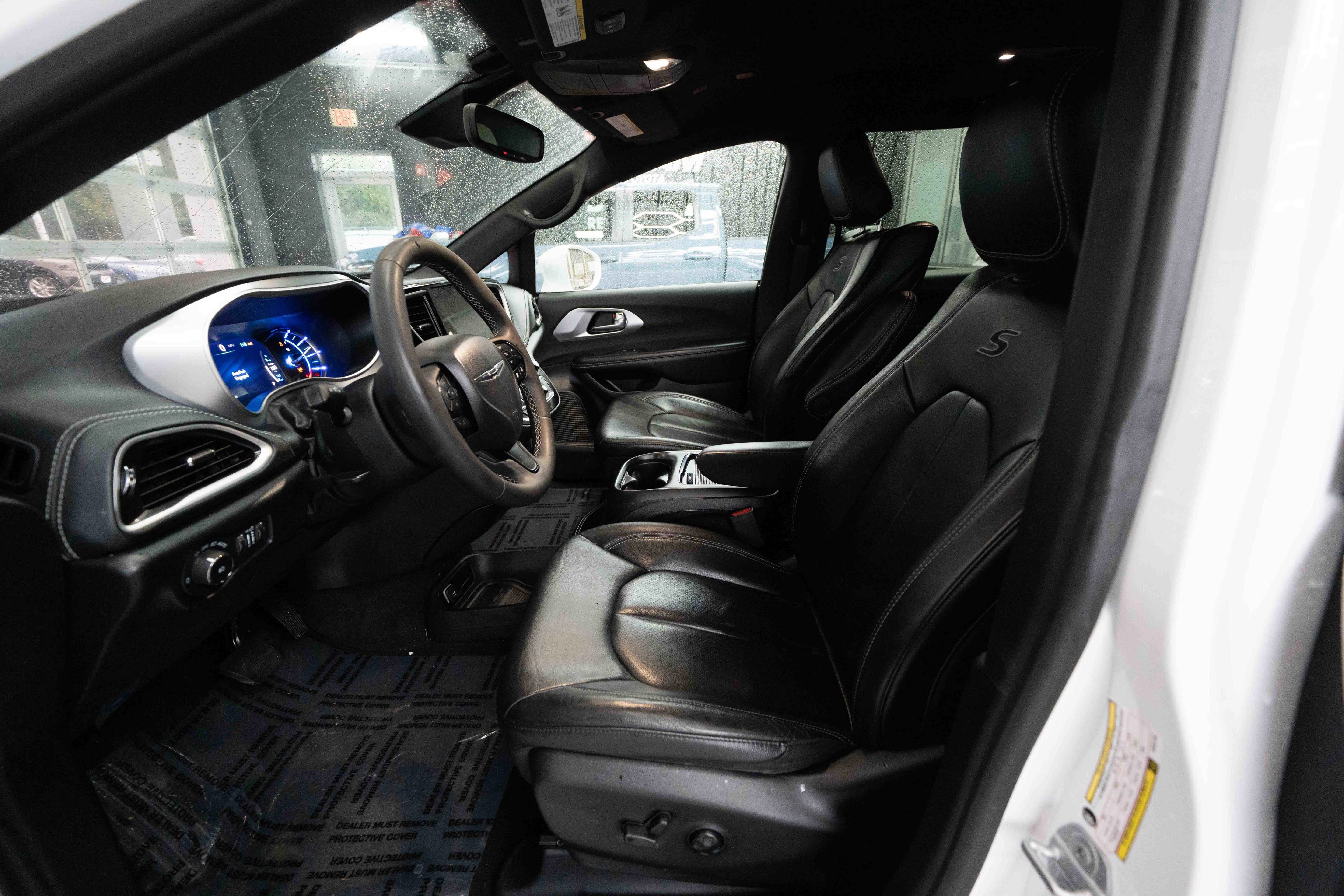 Used 2022 Chrysler Pacifica Touring-L w/ Uconnect Theater Family Group image 9