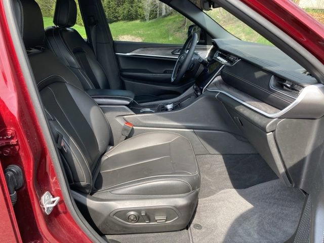 Used 2025 Jeep Grand Cherokee L Limited w/ Black Appearance Package AWD/4WD image 34