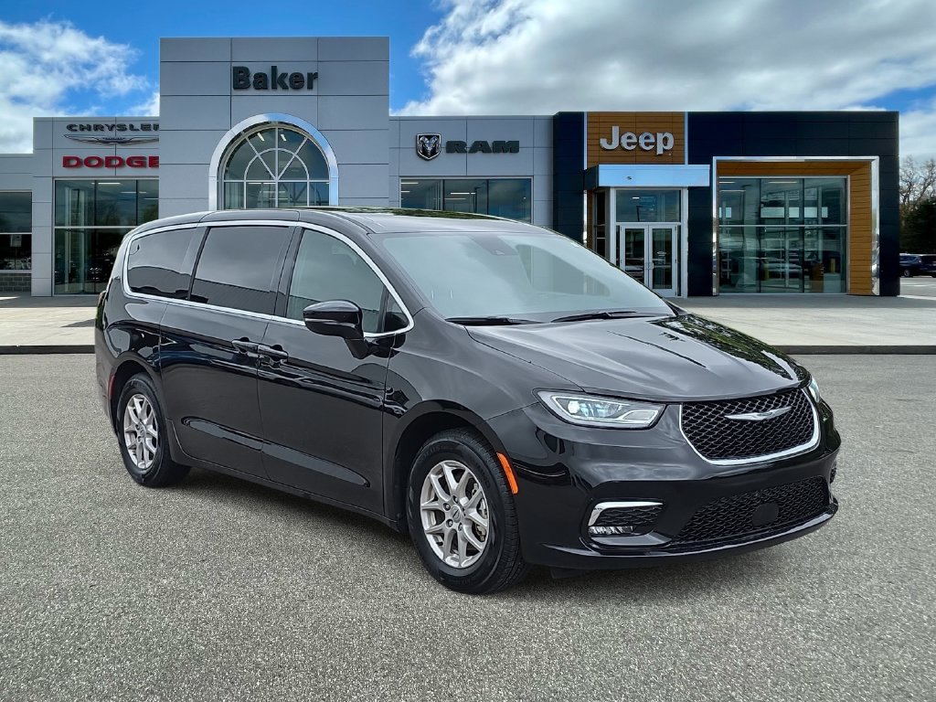 Used 2025 Chrysler Pacifica Select