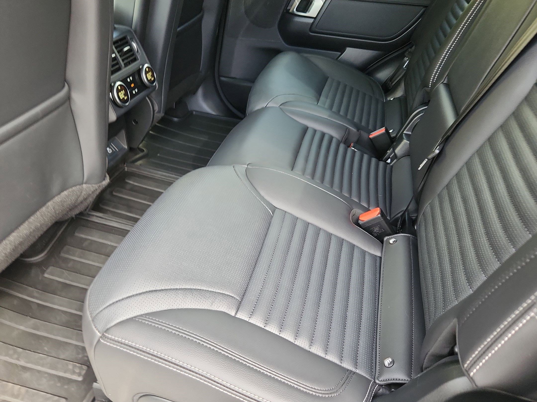 Certified 2025 Land Rover Discovery S image 23