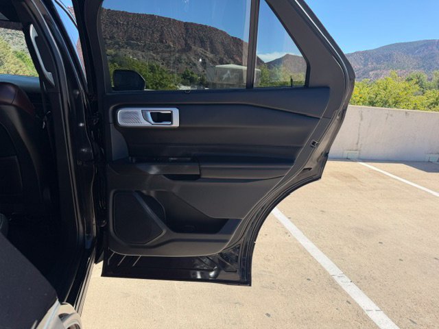 Used 2020 Ford Explorer Platinum w/ Premium Technology Package AWD/4WD image 18
