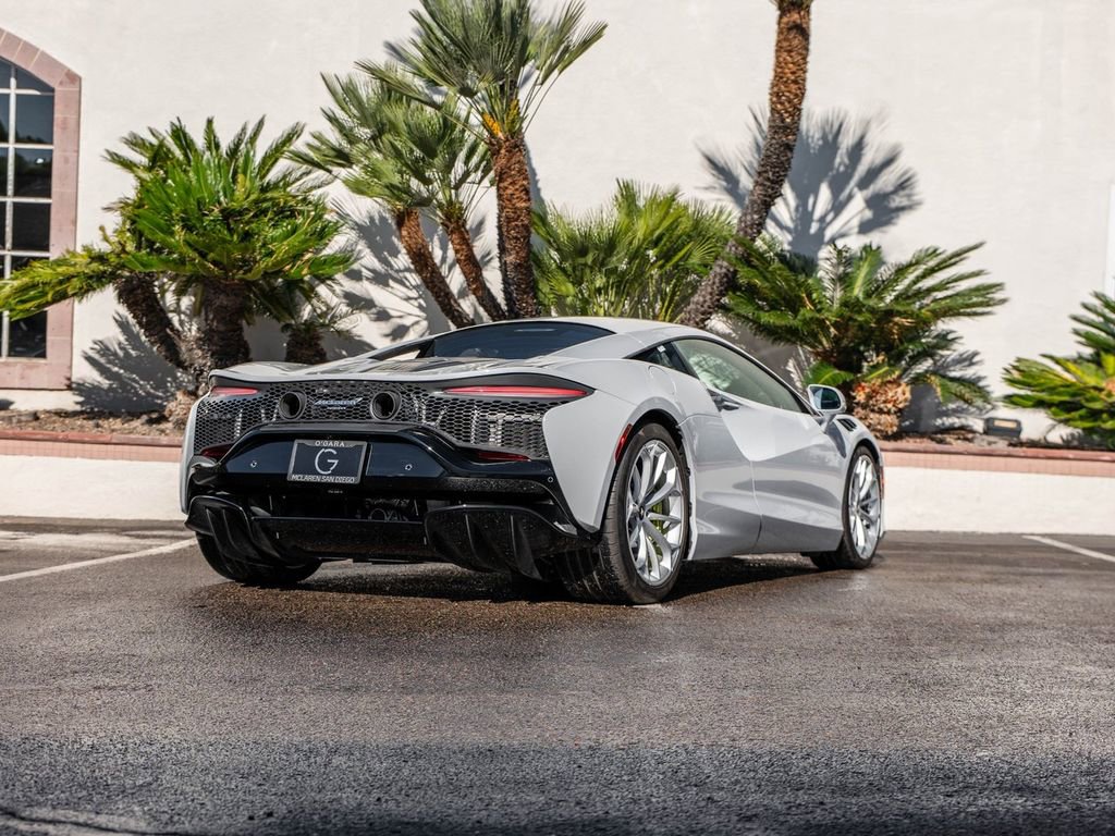 Used 2023 McLaren Artura RWD image 4