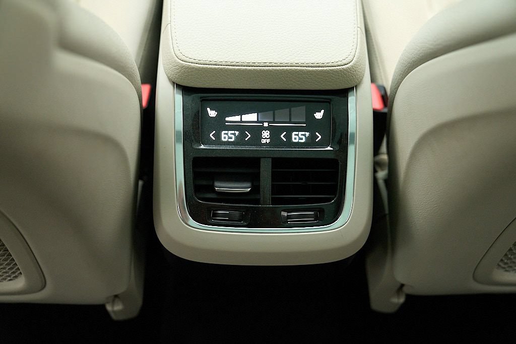 Used 2016 Volvo XC90 T6 Momentum w/ Momentum Plus Package AWD/4WD image 24