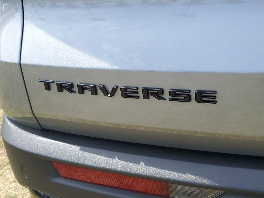 Used 2025 Chevrolet Traverse LT w/ Midnight/Sport Edition image 8